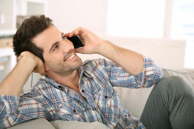 Un hombre se sentirá excitado y pasará mucho tiempo hablando por teléfono con una mujer. 